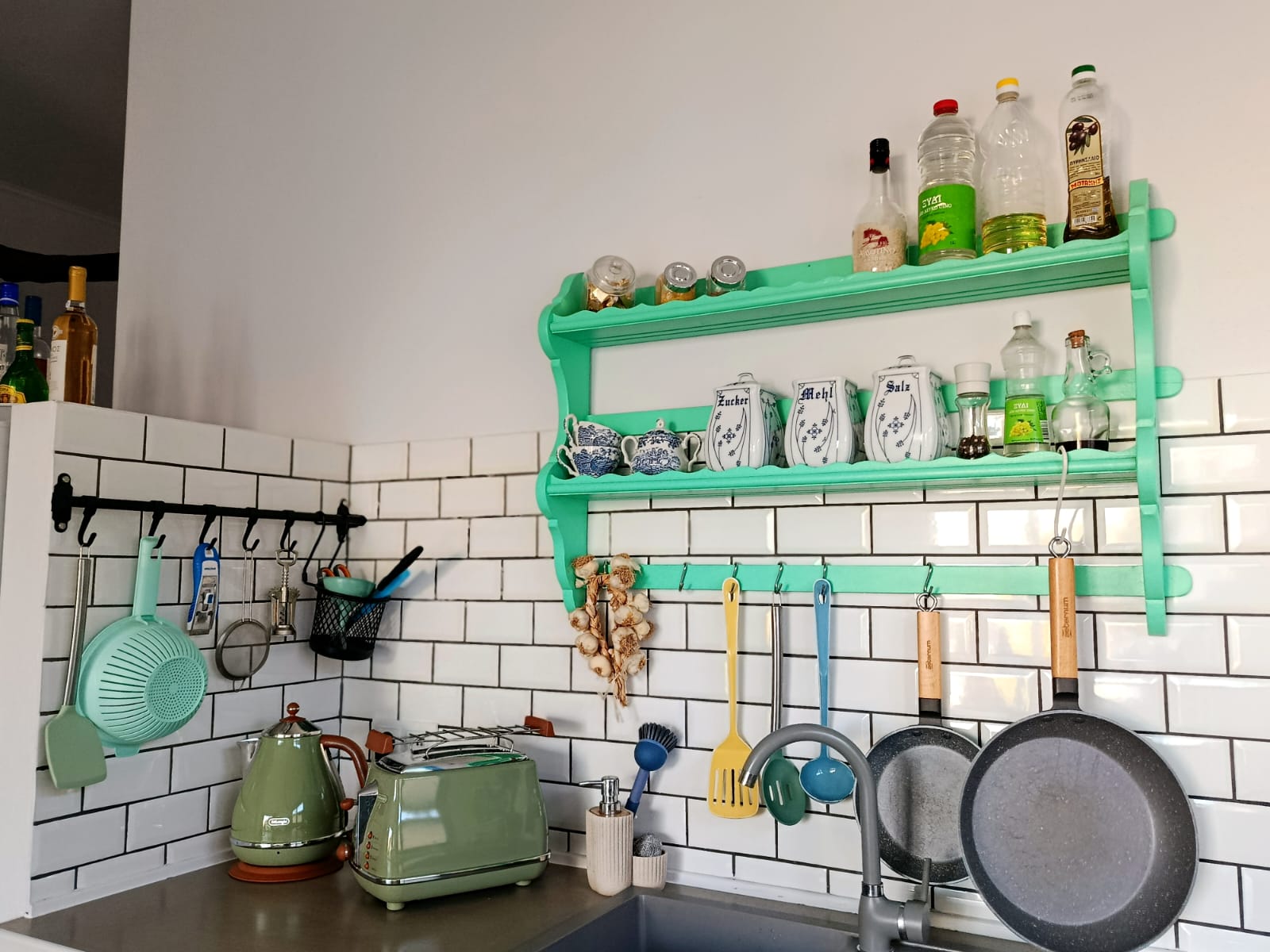 Mint Breeze Apartment kitchen