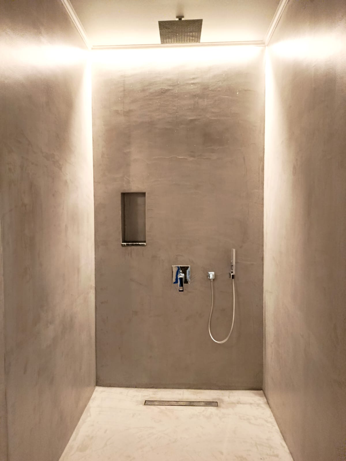 Mint Breeze Apartment shower
